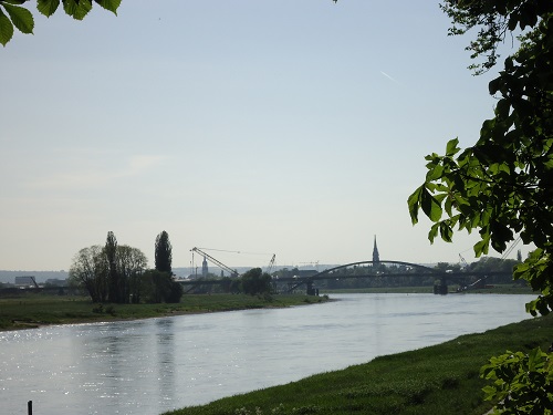Blick zur Waldschlößchenbrücke und historischen Stadtzentrum von Dresden
